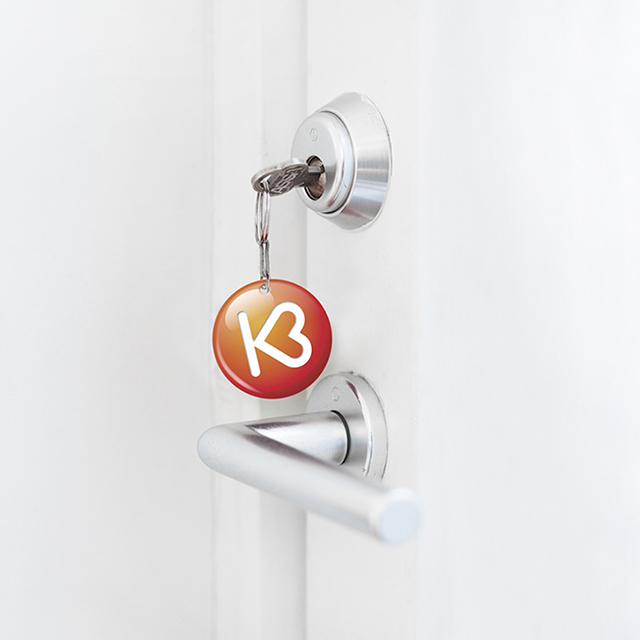 dörrnyckel i lås med KBAB logga